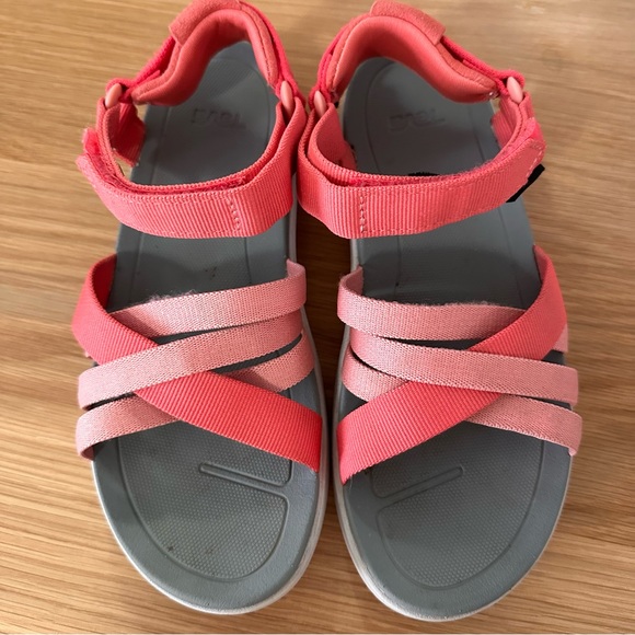 teva criss cross sandals